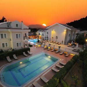 Sea Breeze Hotel And Apartments